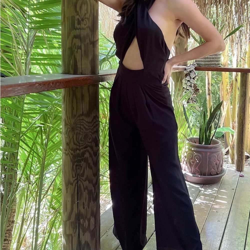 WOMEN'S SLEEVELESS FRONT CUT OUT JUMPSUIT
